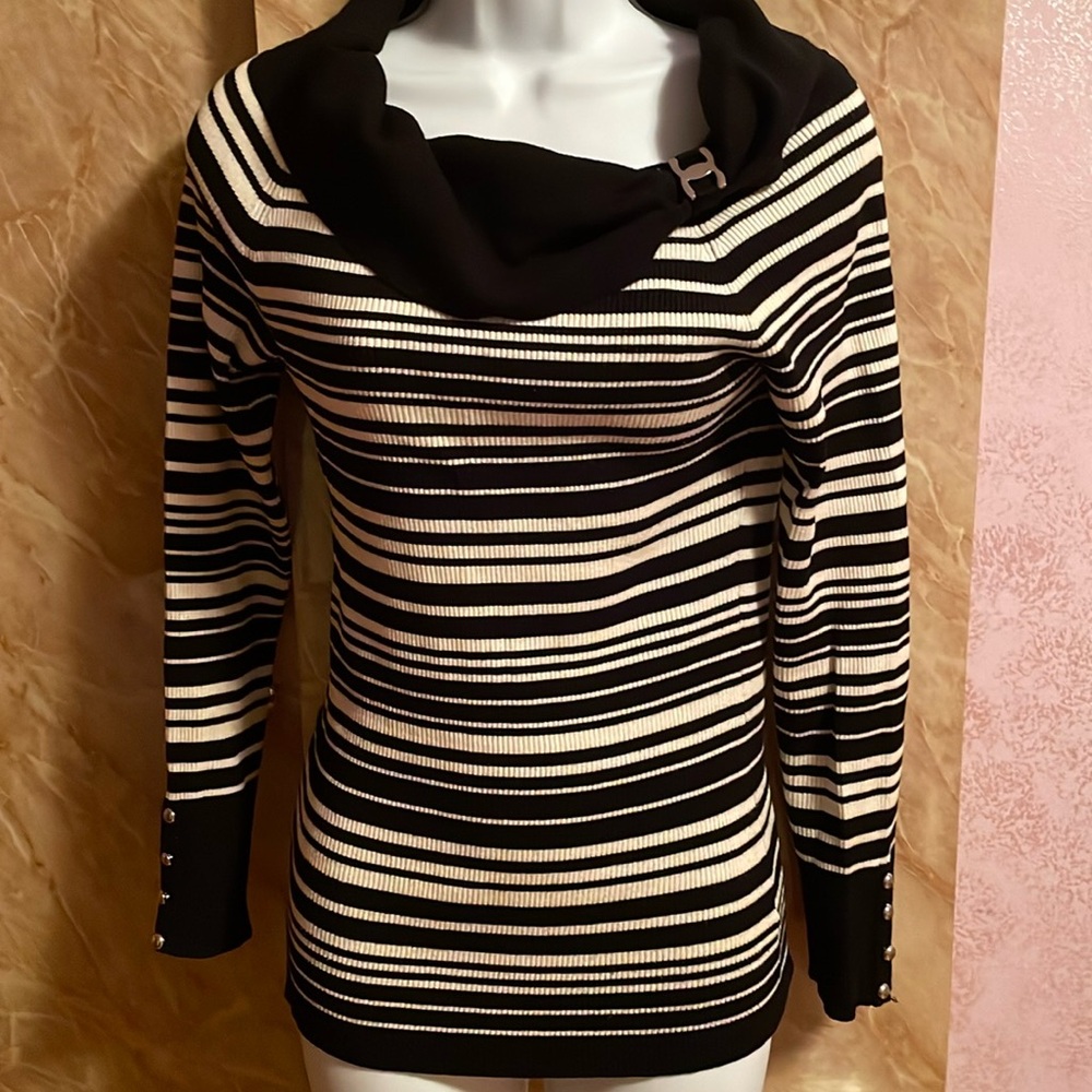 Women preowned accellent condition striped sweater color black and white